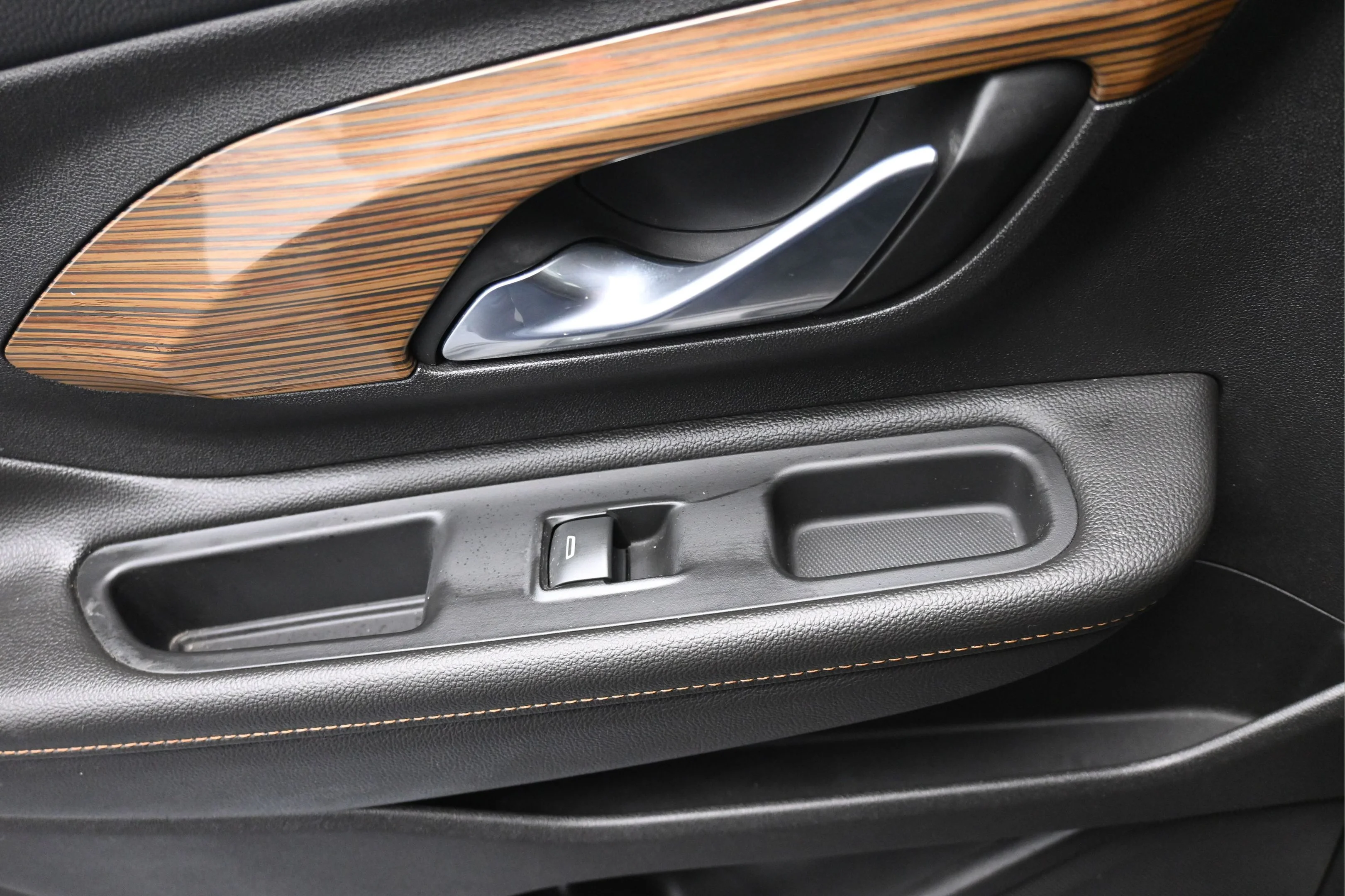 Used 2020 Ebony Twilight Metallic GMC SLE image 9