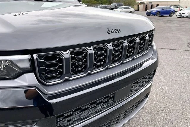 New 2026 Diamond Black Crystal Pearl-Coat Exterior Paint Jeep  image 35