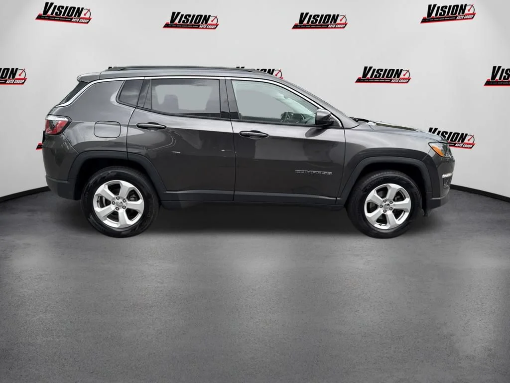 Used 2018 Gray Jeep Latitude image 4