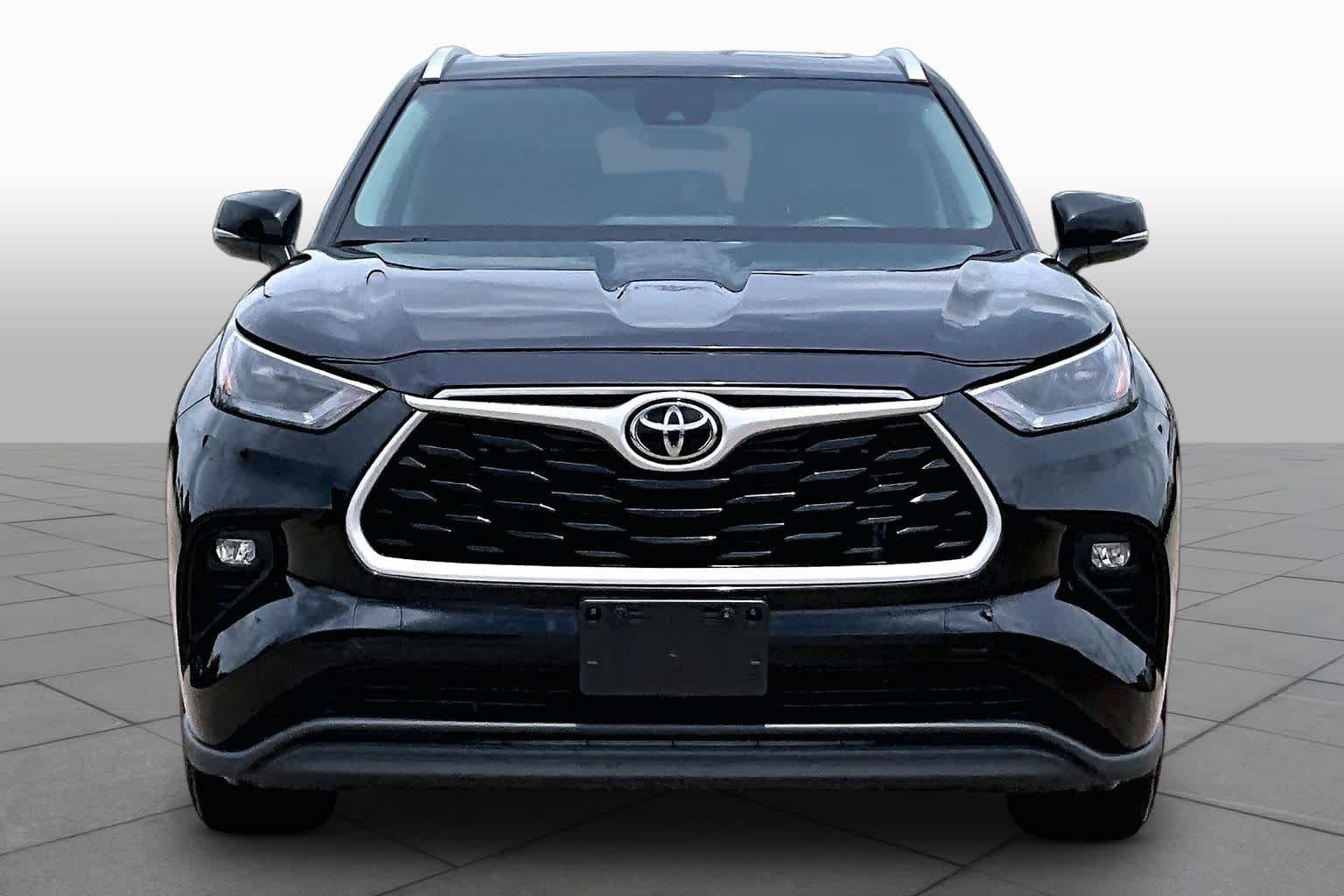 Used 2025 Midnight Black Metallic Toyota XLE image 4