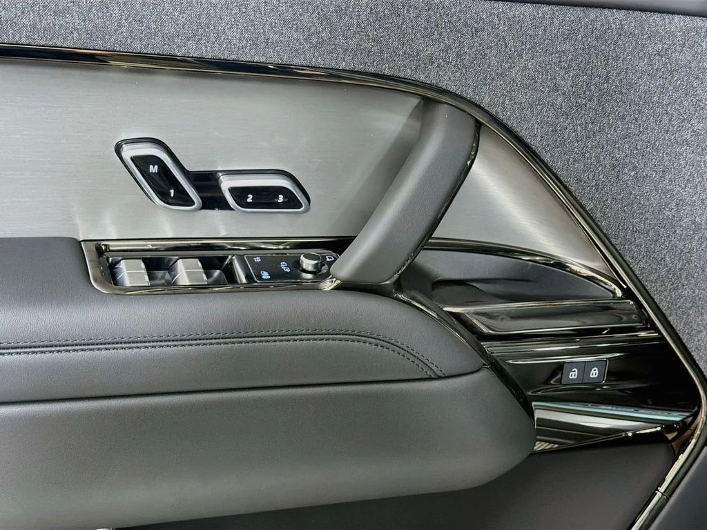 New 2027 Carpathian Grey Land Rover SE image 18