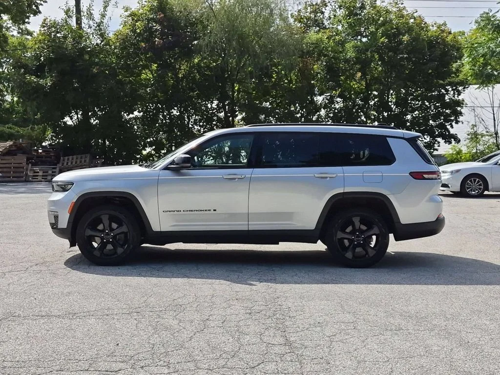 Used 2025 Silver Jeep Limited image 10