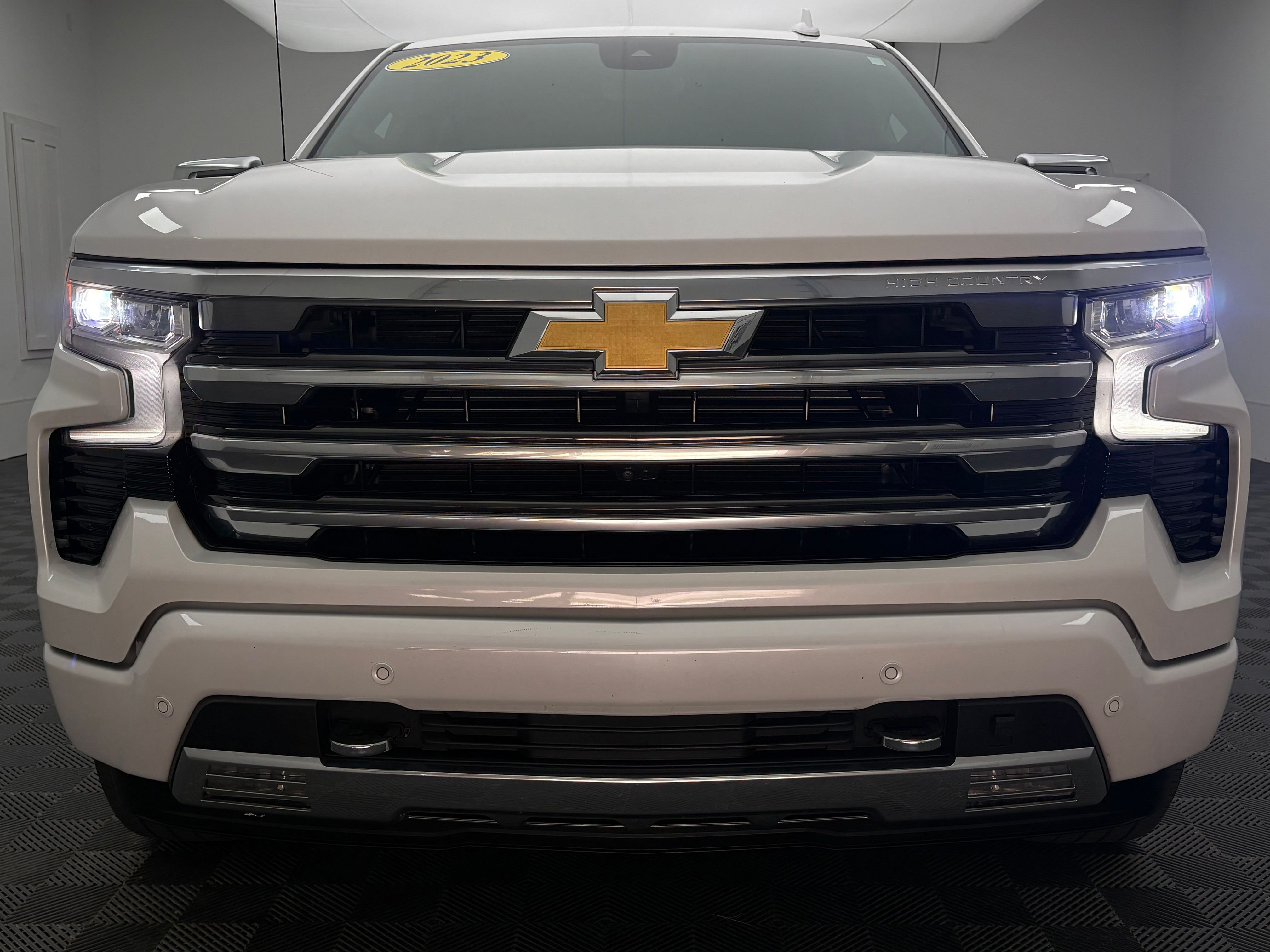 Used 2023 Iridescent Pearl Tricoat Chevrolet High Country image 15