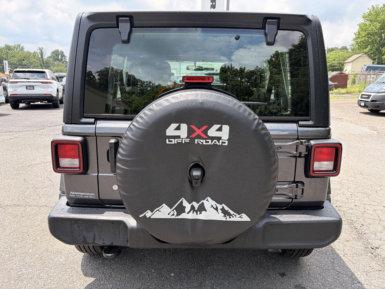 Used 2022 Granite Crystal Metallic Clearcoat Jeep Unlimited Sport image 5