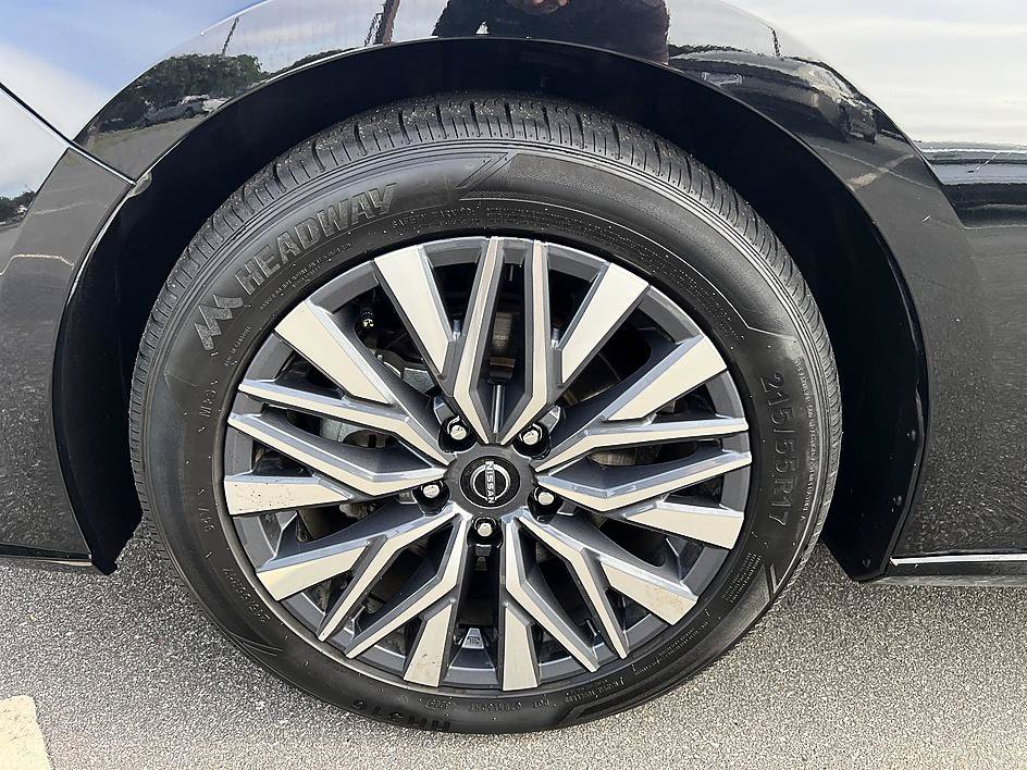 Used 2025 Super Black Nissan SV image 9