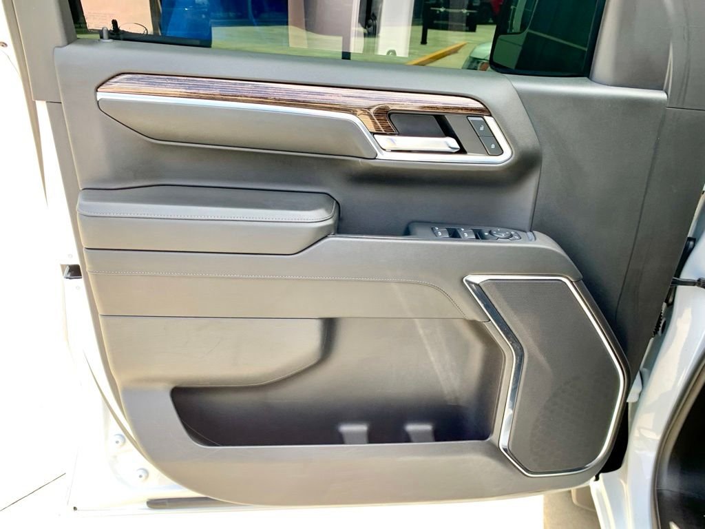 Used 2024 White GMC Elevation image 12
