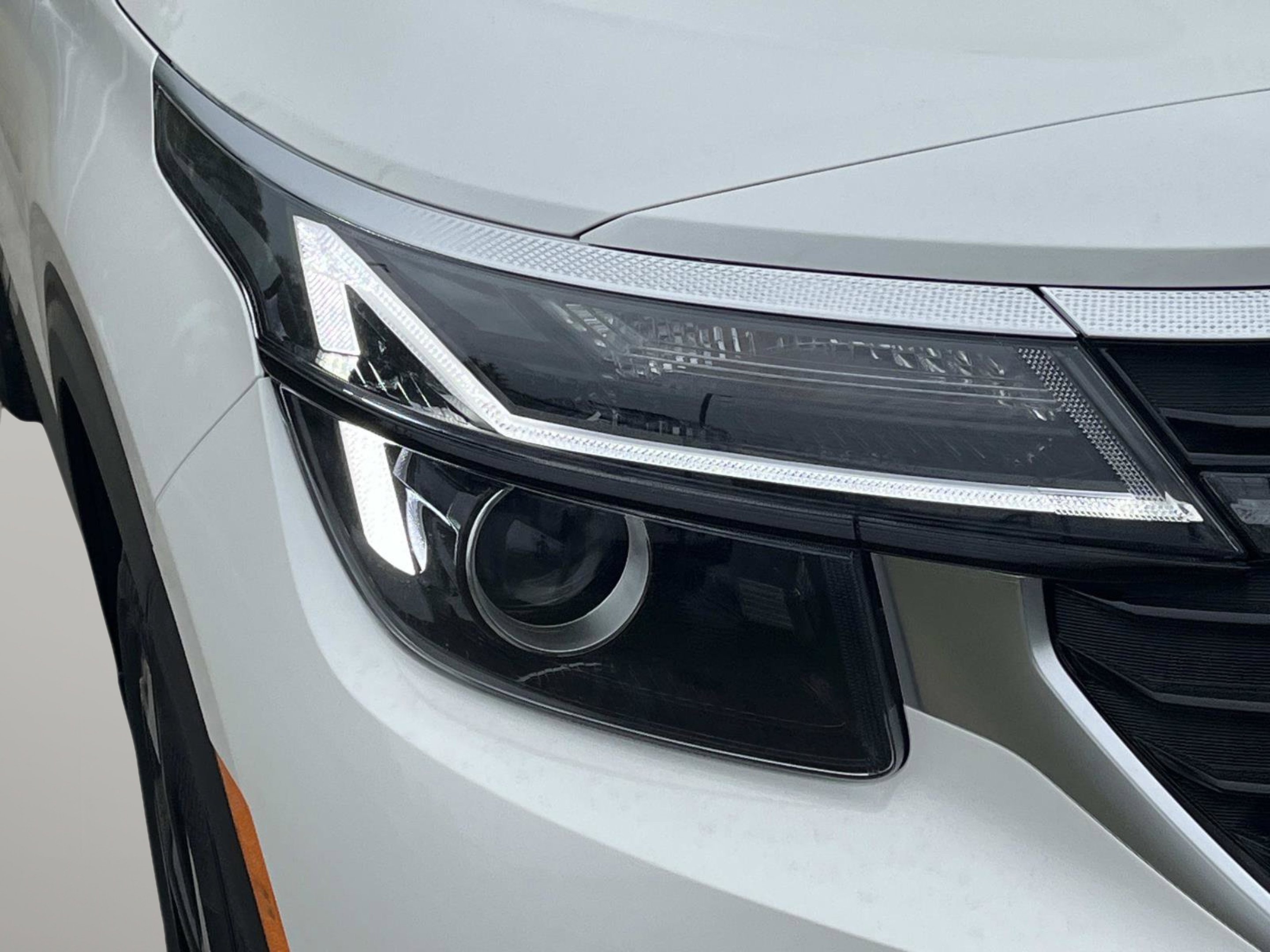 New 2026 Snow White Pearl Kia EX image 9