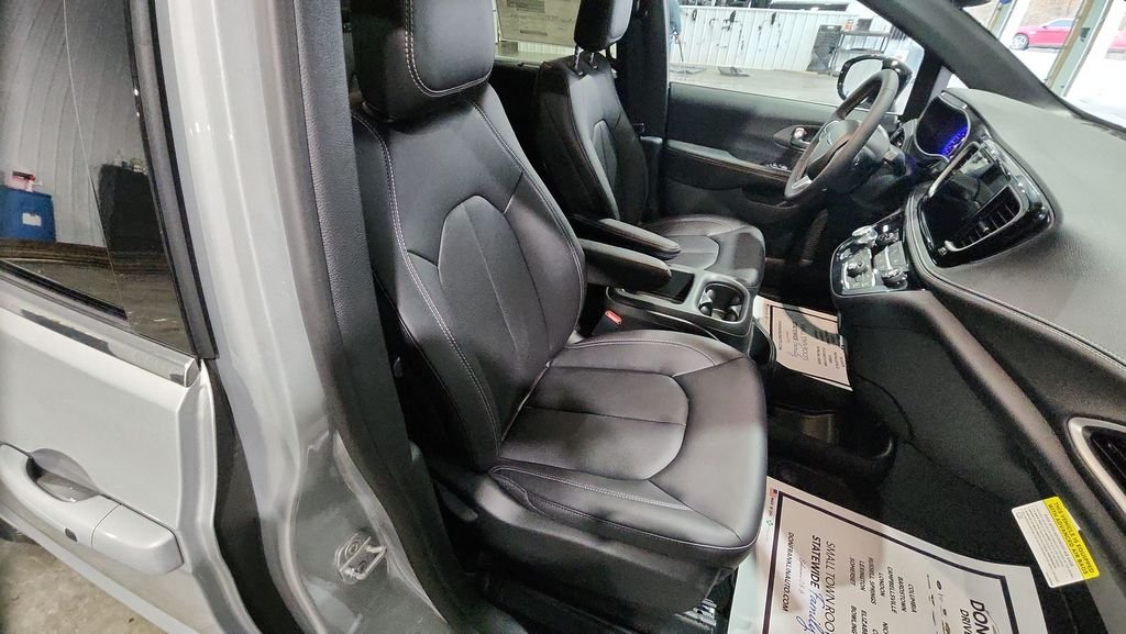 2026 Chrysler Pacifica Select - Photo 29
