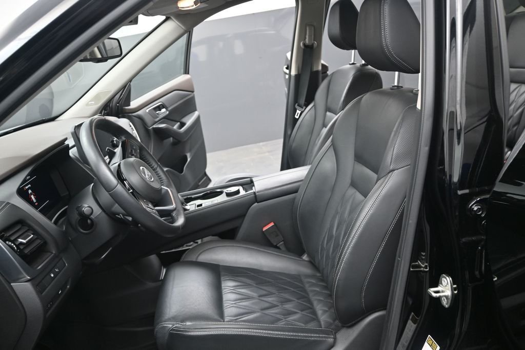 Used 2021 Black Nissan Platinum image 19