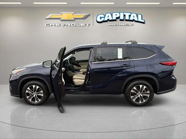 Used 2020  Toyota XLE image 3