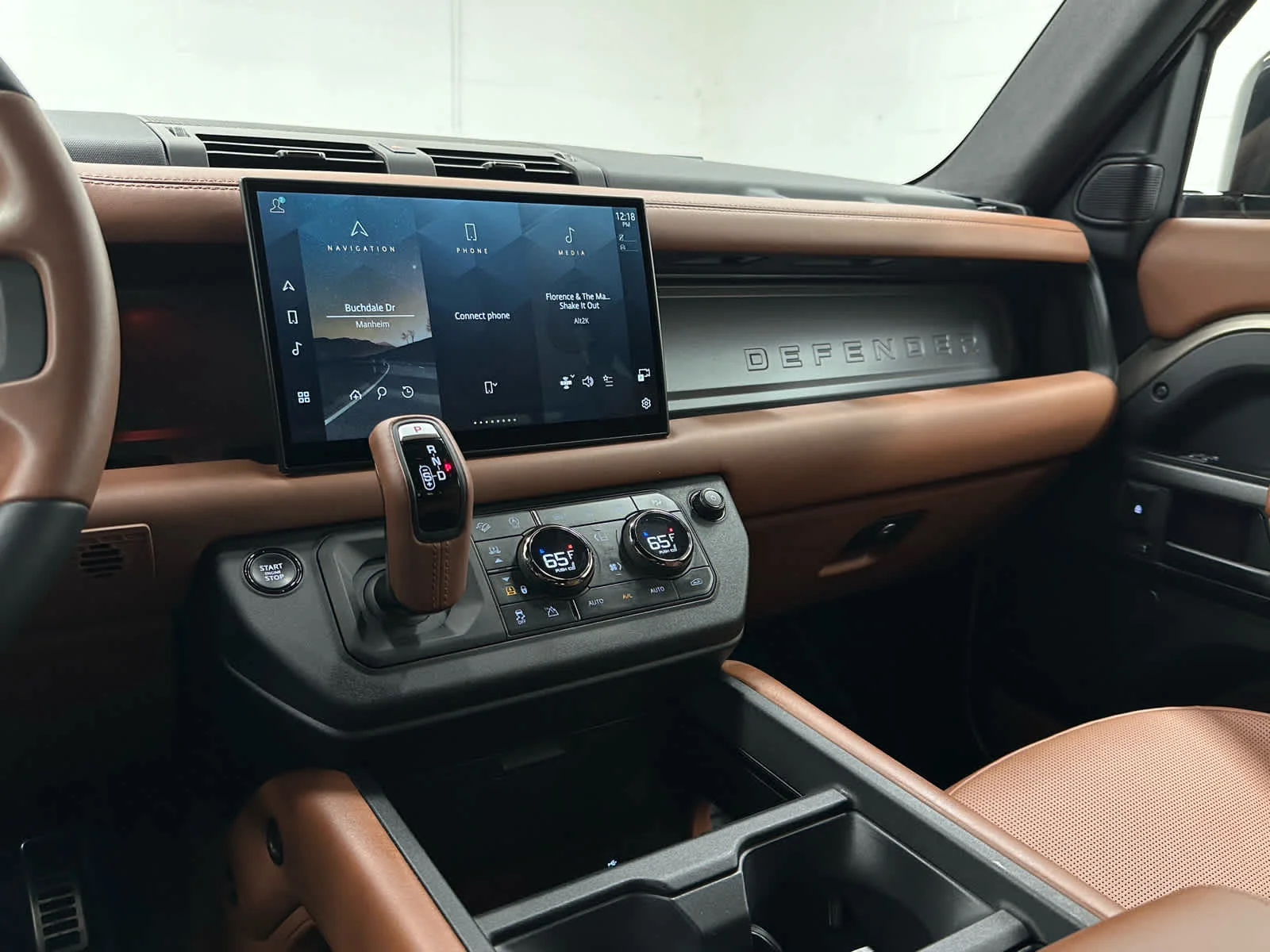 Used 2025 Petra Copper Premium Metallic Land Rover OCTA image 28