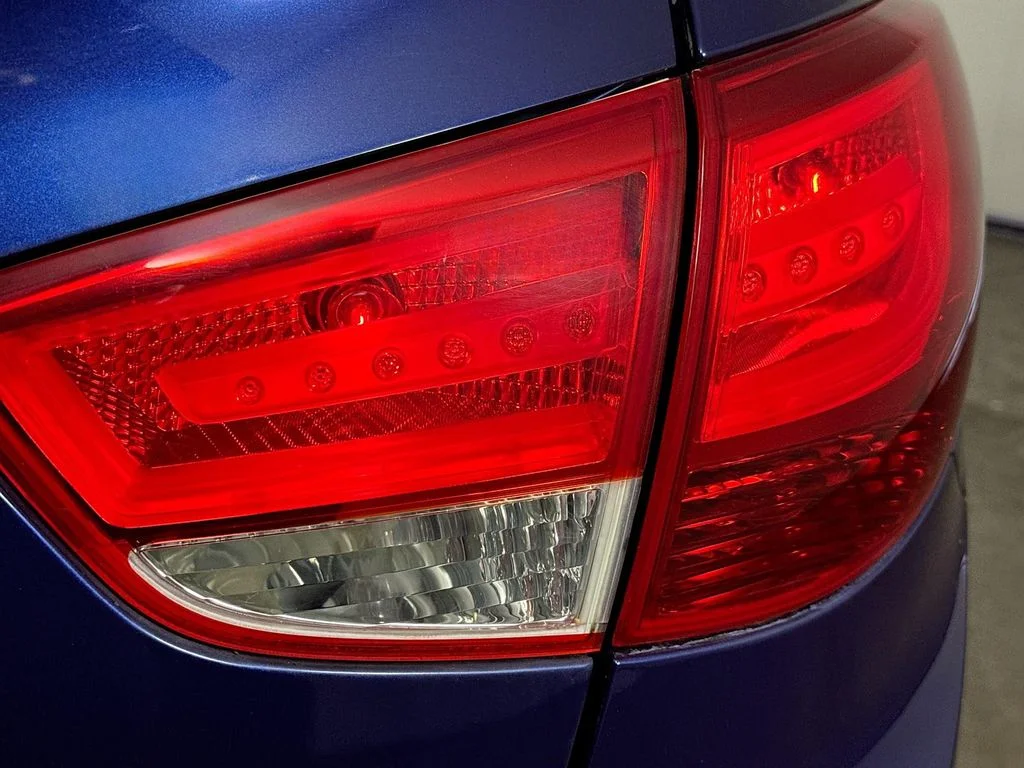 Used 2010 Blue Hyundai Limited image 30