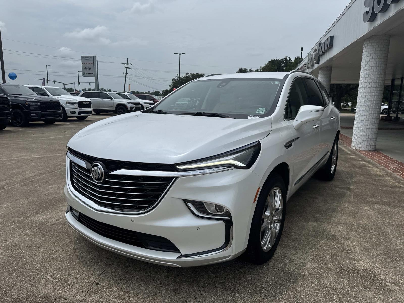 Used 2022 White Frost Tricoat Buick Premium image 3