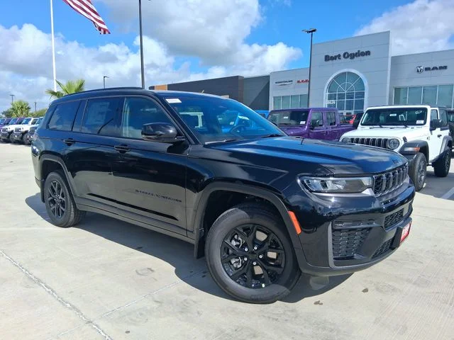 New 2026 Diamond Black Crystal Pearl-Coat Exterior Paint Jeep Altitude image 1