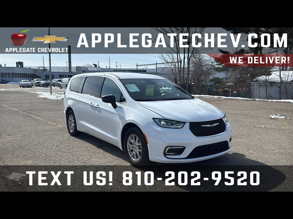 2025 Chrysler Pacifica Select's photo