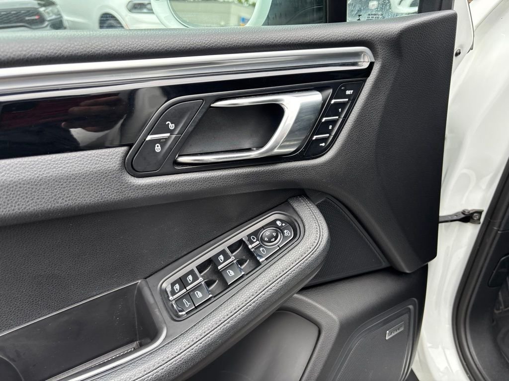 Used 2017 White Porsche Base image 22