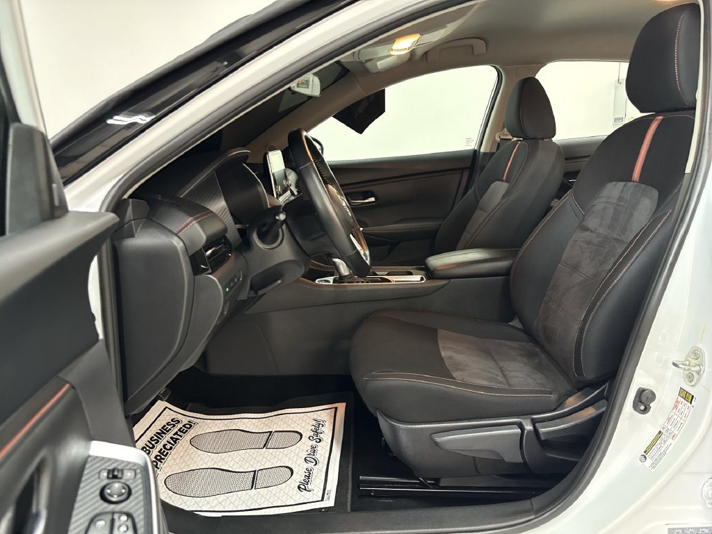 Used 2025 Aspen White Nissan SR image 12