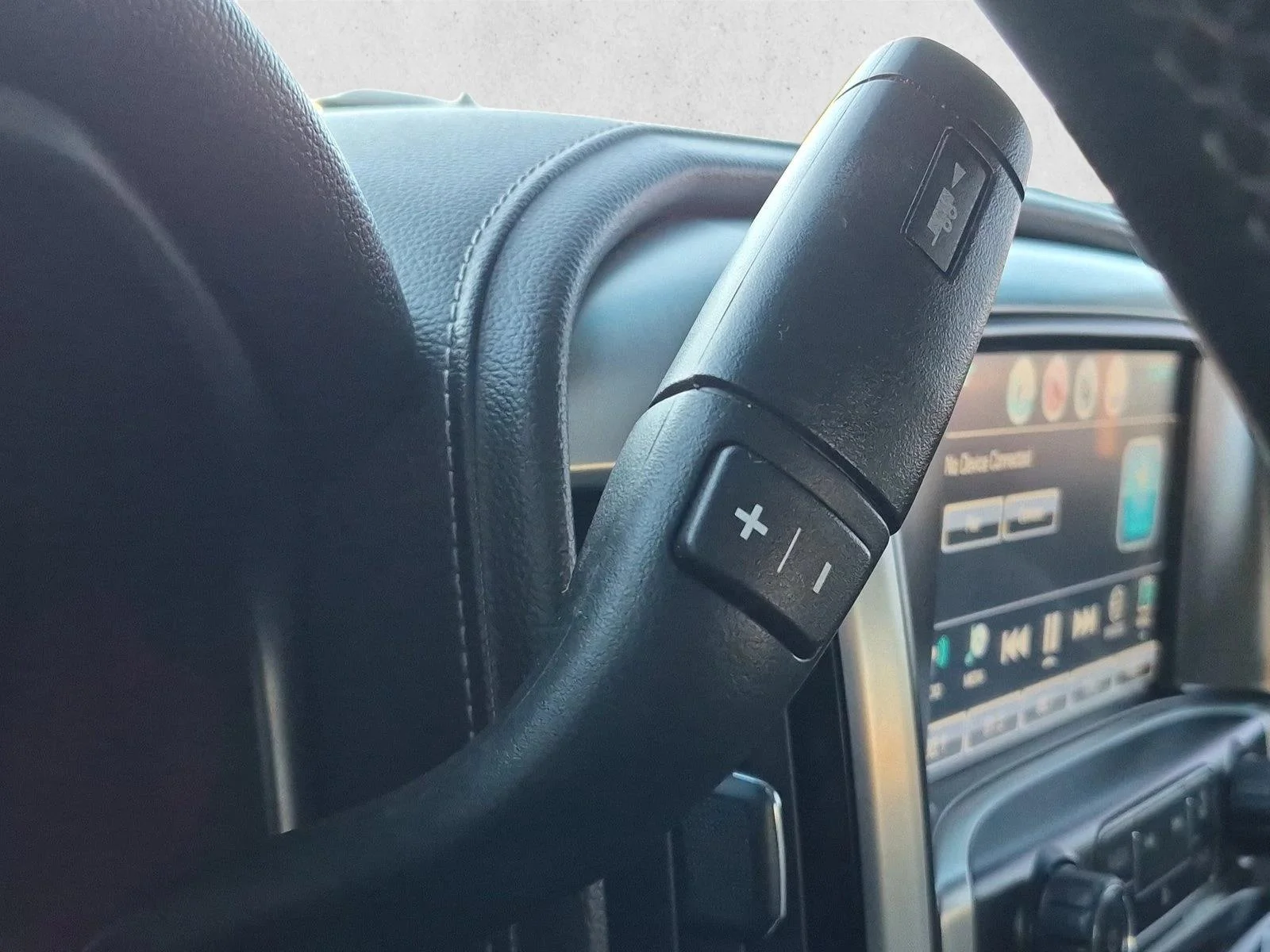 Used 2018 Dark Slate Metallic GMC SLT image 11