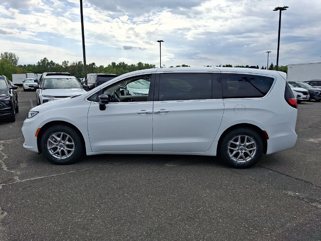 Used 2024 White Chrysler Touring L image 7
