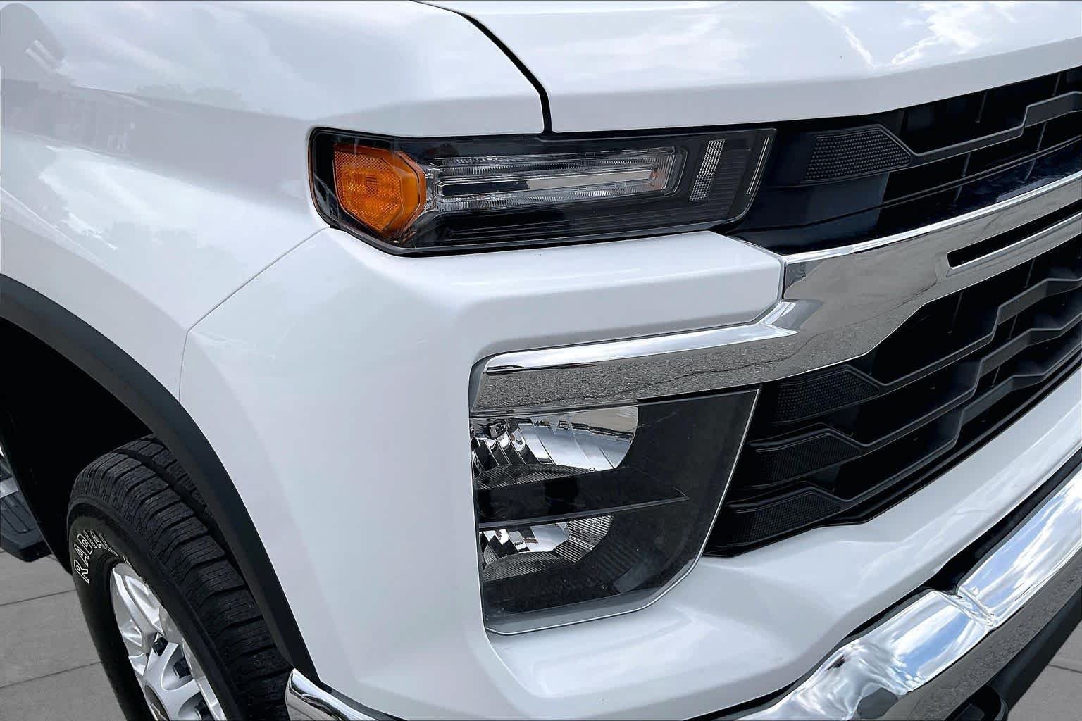 Used 2025 Summit White Chevrolet LT image 25