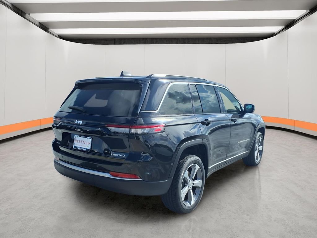New 2026 Diamond Black Crystal Pearl-Coat Exterior Paint Jeep Limited image 4