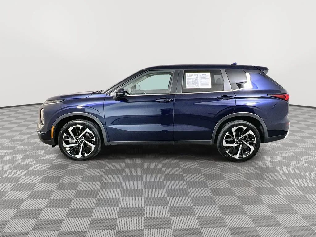 Used 2024  Mitsubishi SE image 5