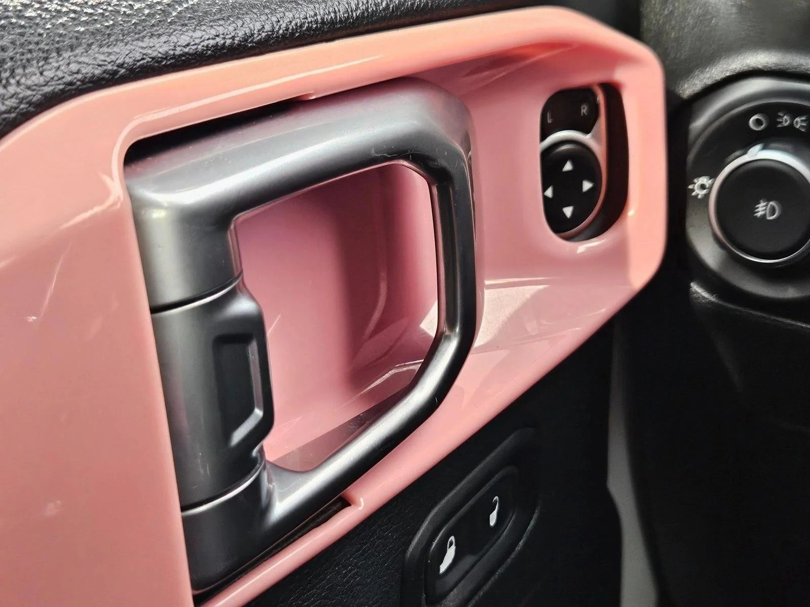 Used 2018 Bright White Clearcoat Jeep Sahara image 25