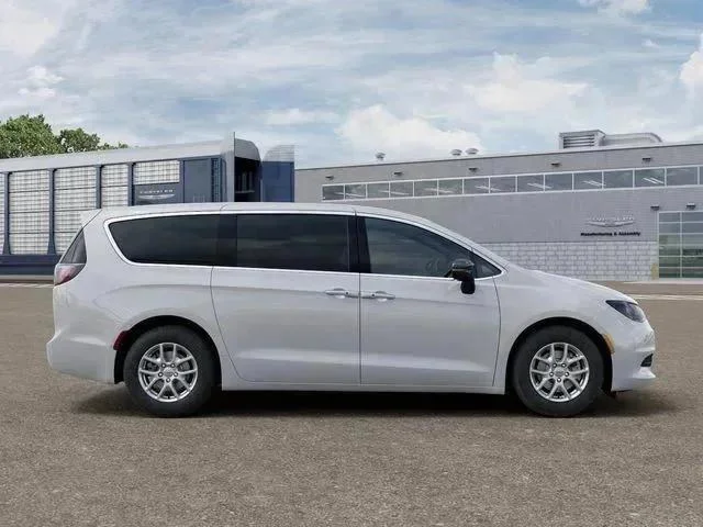 2026 Chrysler Voyager LX - Photo 21