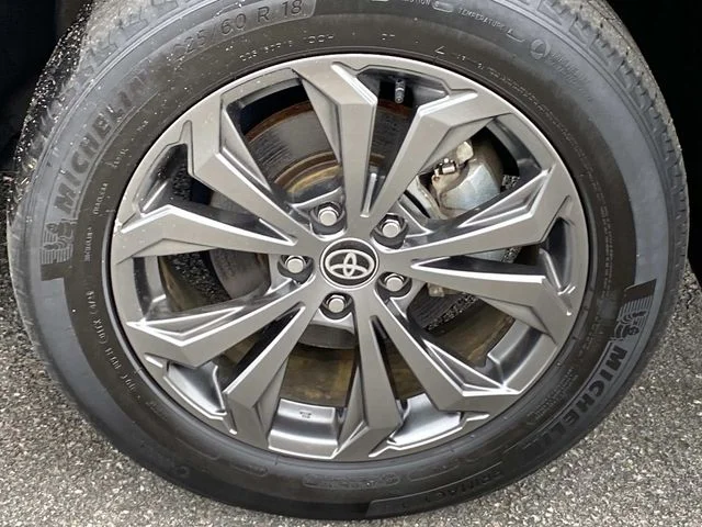 Used 2024  Toyota XLE Premium image 33