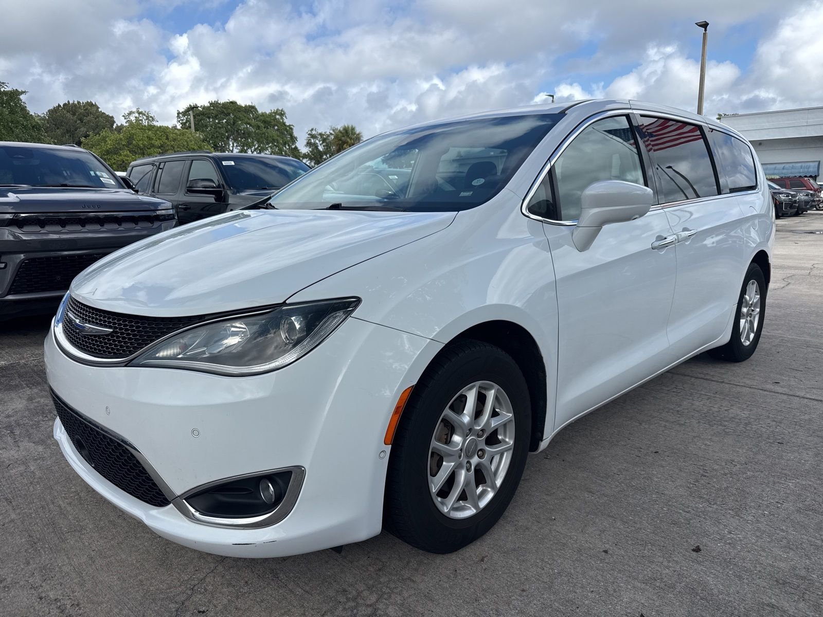 2020 Chrysler Pacifica Touring's photo