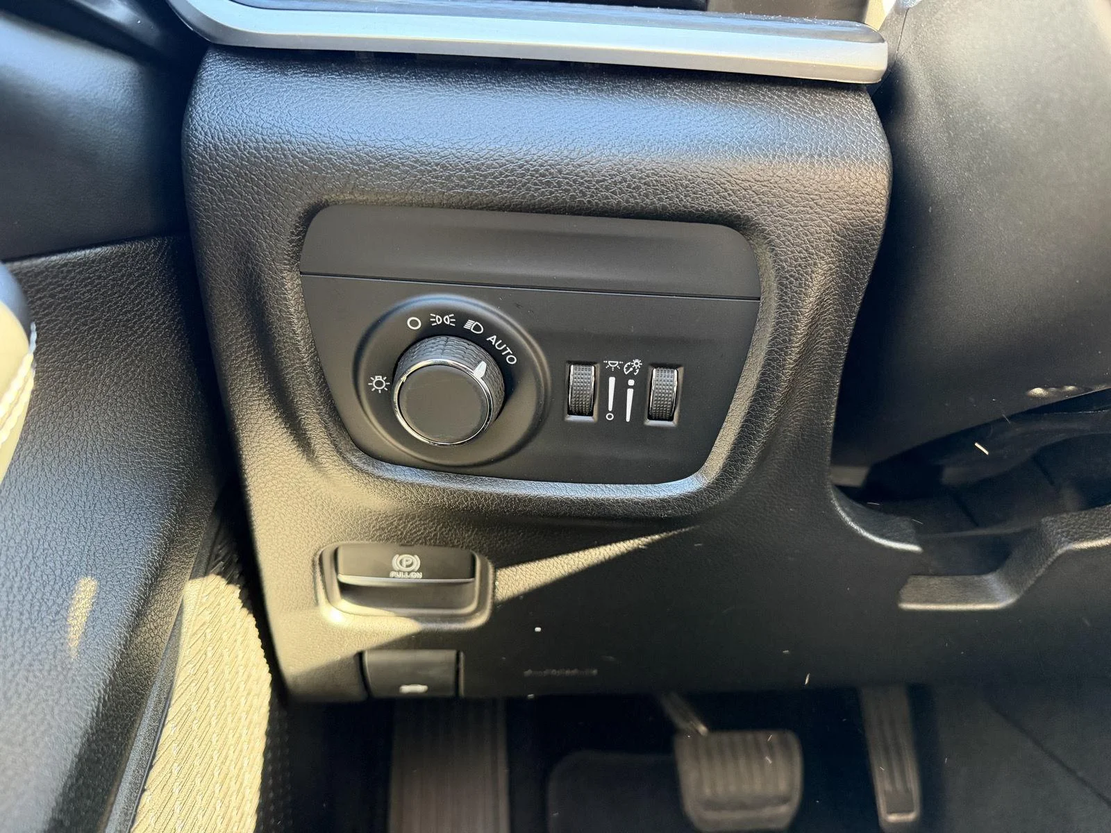 Used 2023 Diamond Black Crystal Pearlcoat Jeep Laredo image 16