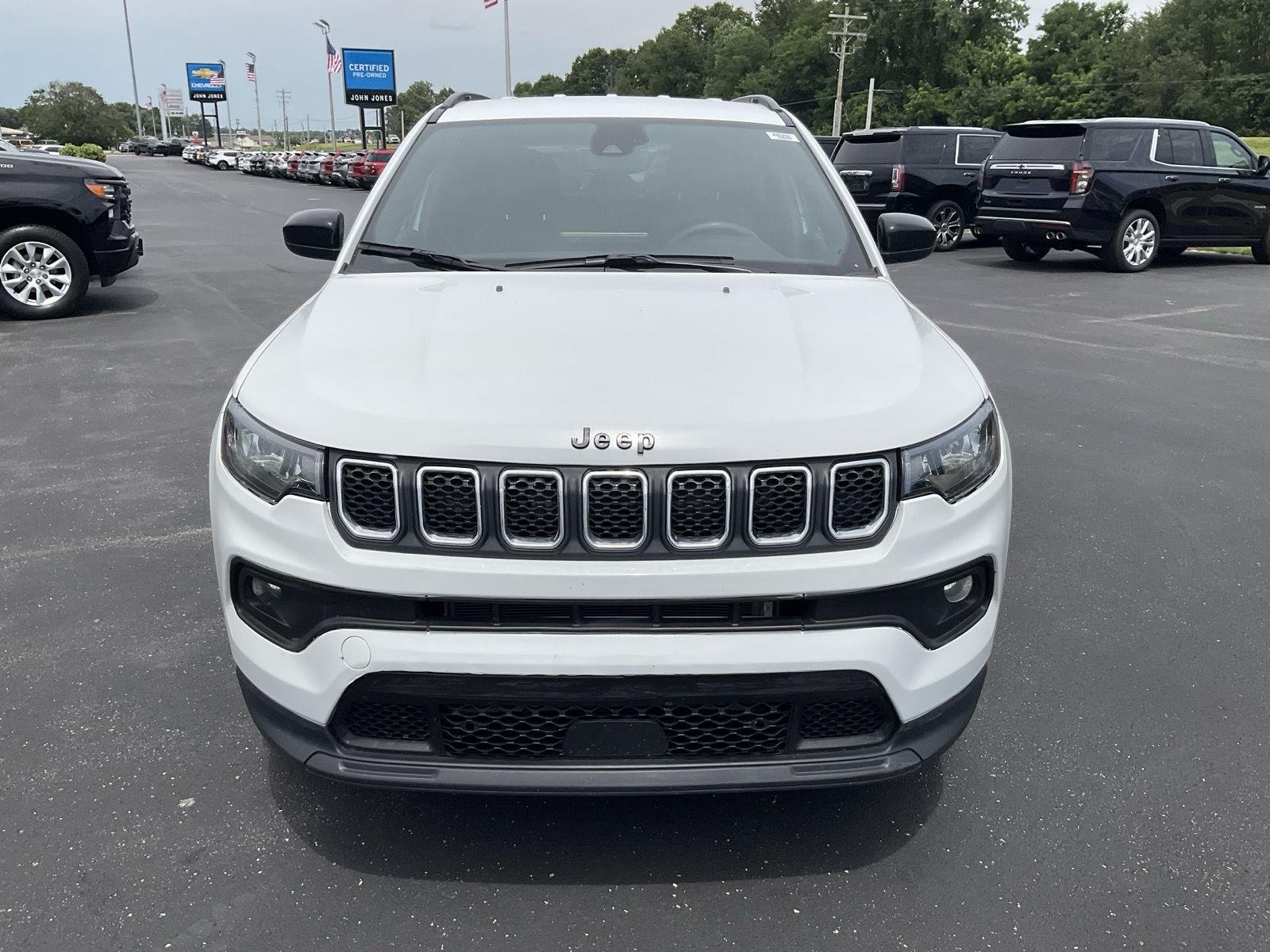 Used 2024 WHITE JEEP LATITUDE 4X4 image 2