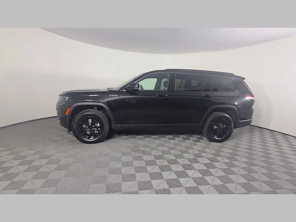 New 2026 Diamond Black Crystal Pearl-Coat Exterior Paint Jeep Laredo Altitude image 36