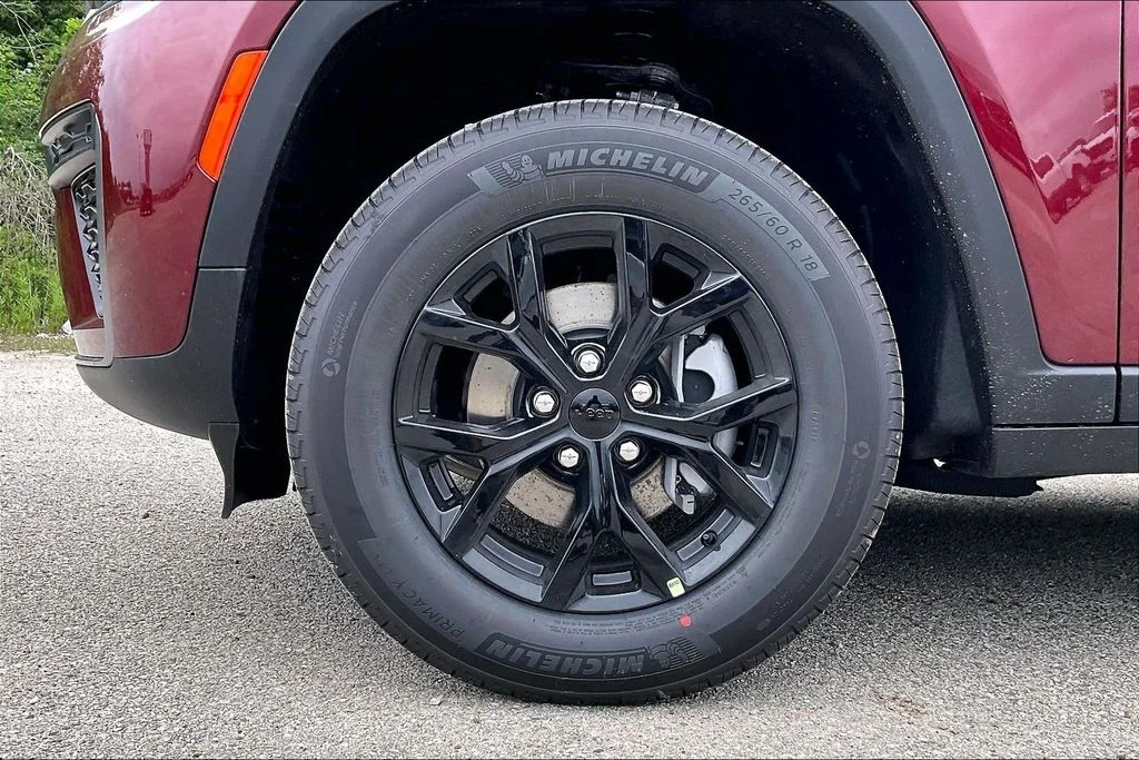 New 2026 Velvet Red Pearl-Coat Exterior Paint Jeep Altitude image 10