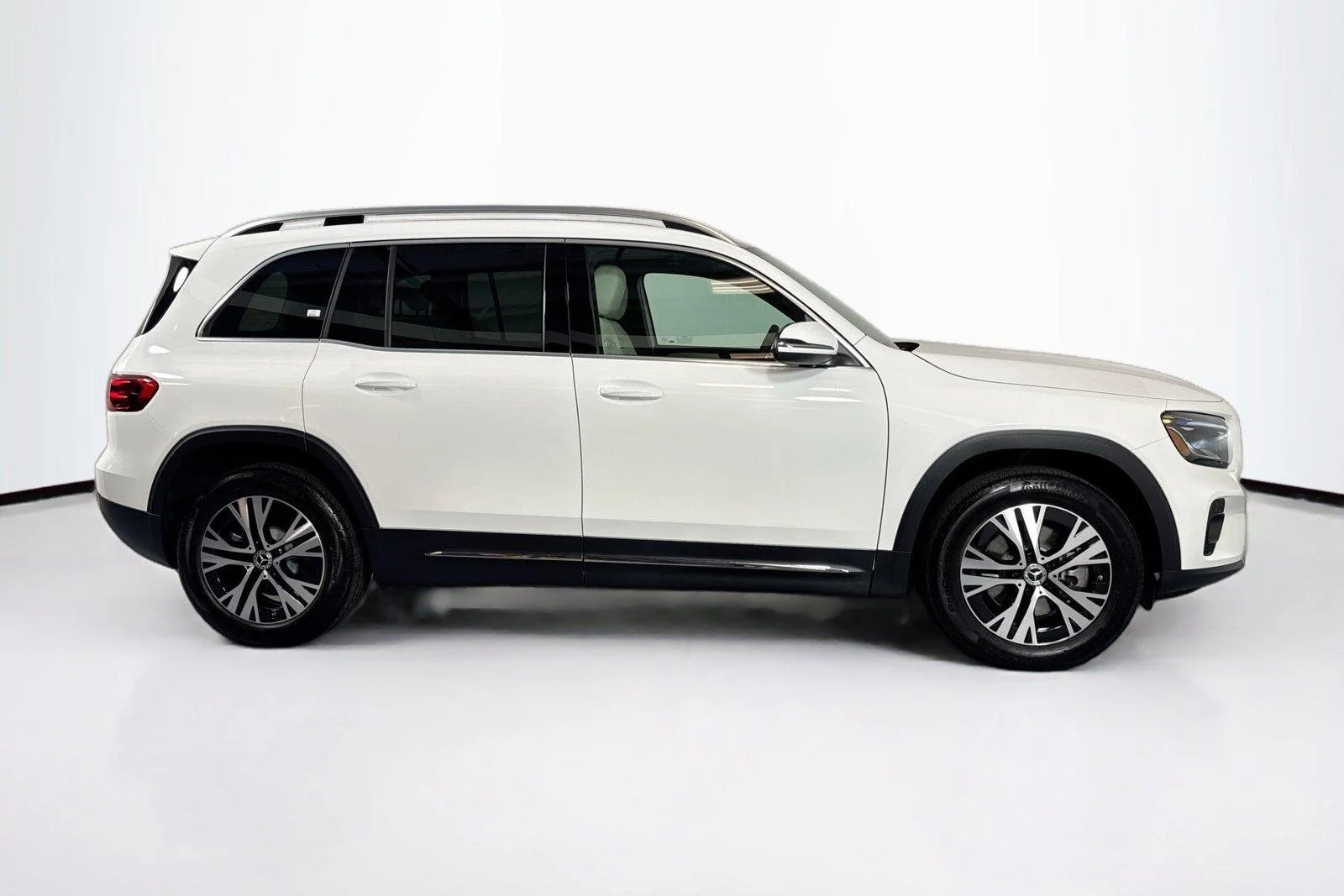 Used 2026 Polar White Mercedes-Benz GLB 250 image 4