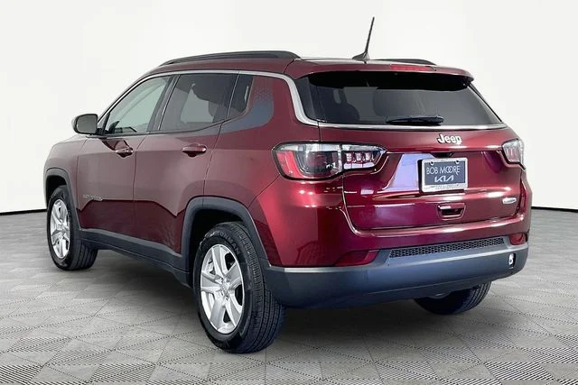 Used 2022 Red Jeep Latitude image 4