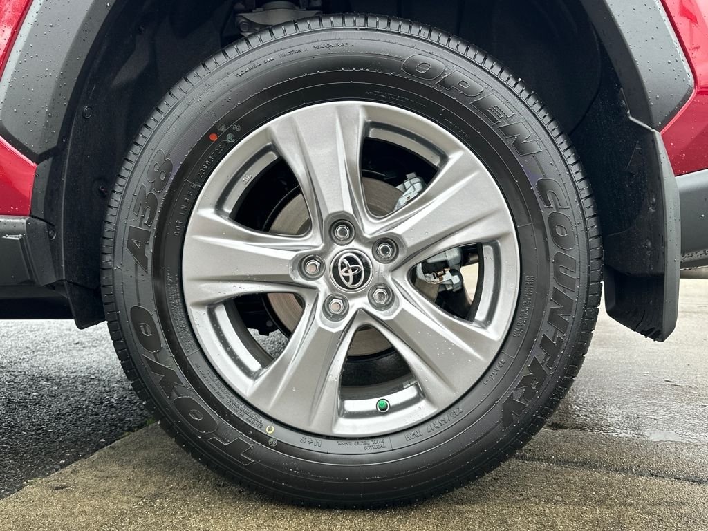 2025 Toyota RAV4 XLE - Photo 27