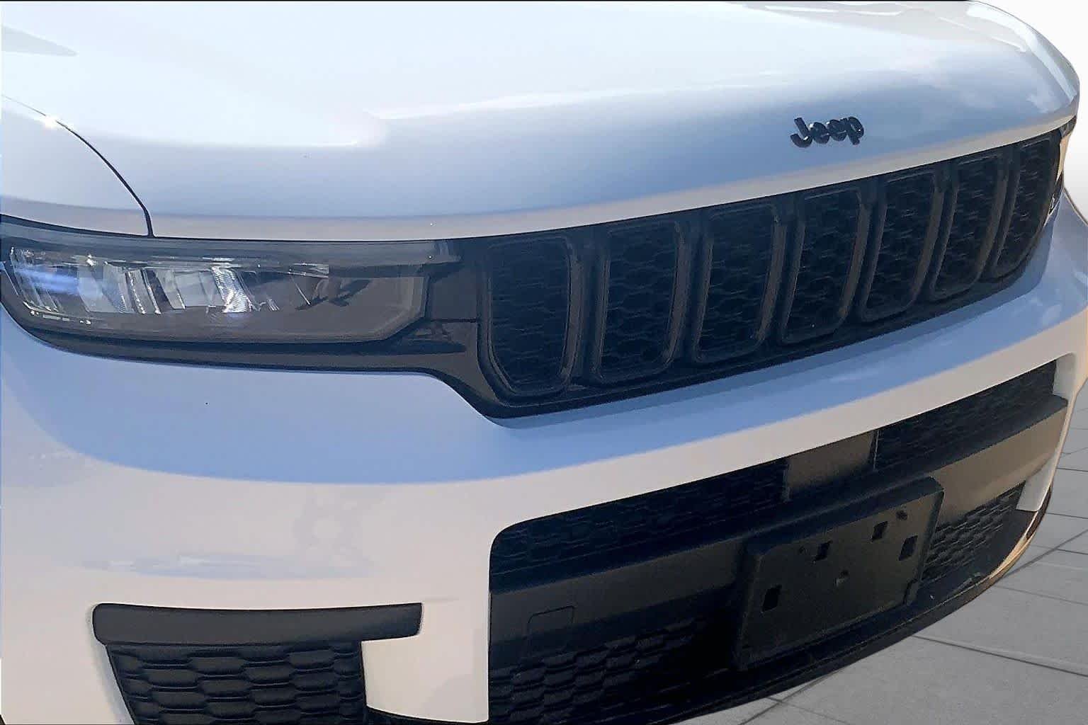 Used 2023 Bright White Clearcoat Jeep Altitude image 28