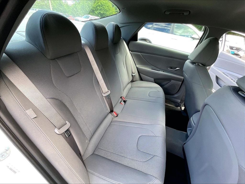 Used 2025 White Hyundai SE image 19