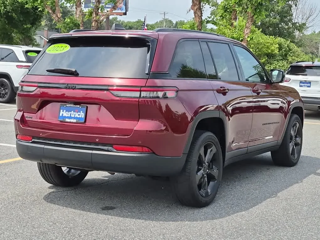 Used 2023 Velvet Red Pearlcoat Jeep Altitude image 3