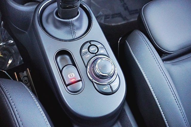 Used 2023  MINI Base image 30