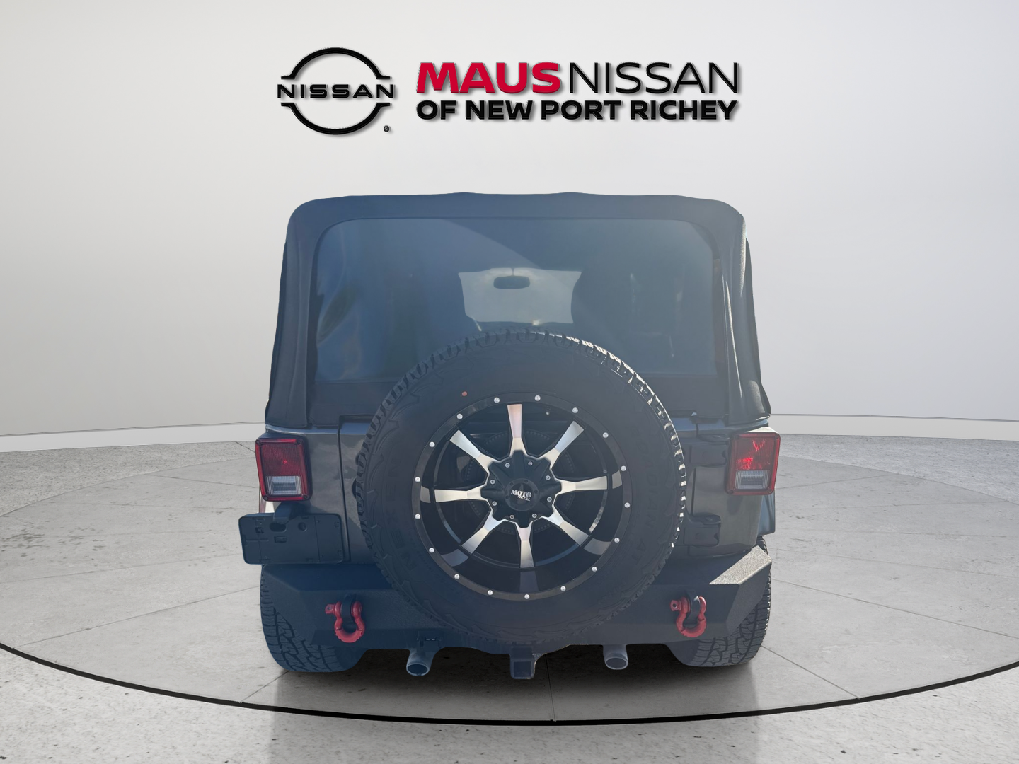 Used 2017 Gray Jeep Sahara image 6