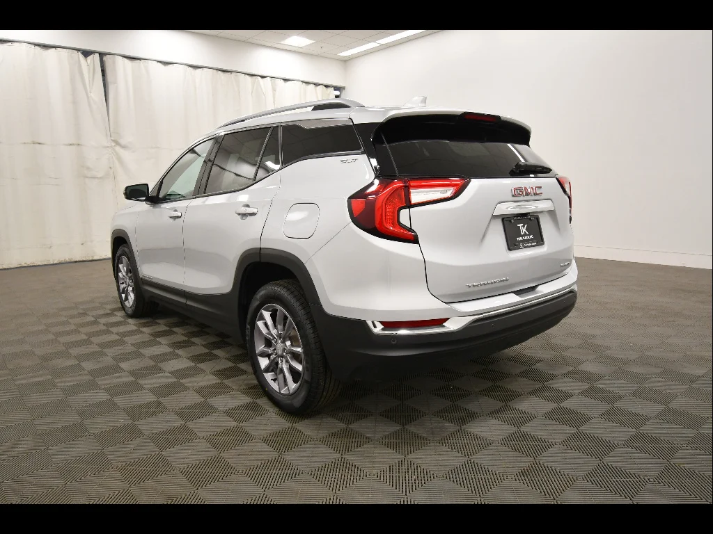 Used 2022 Quicksilver Metallic GMC SLT image 5