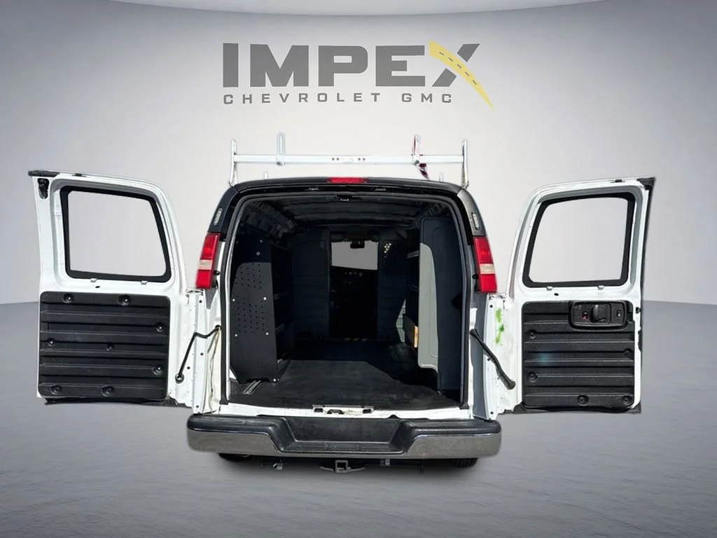 Used 2011 SUMMIT WHITE Chevrolet  image 9