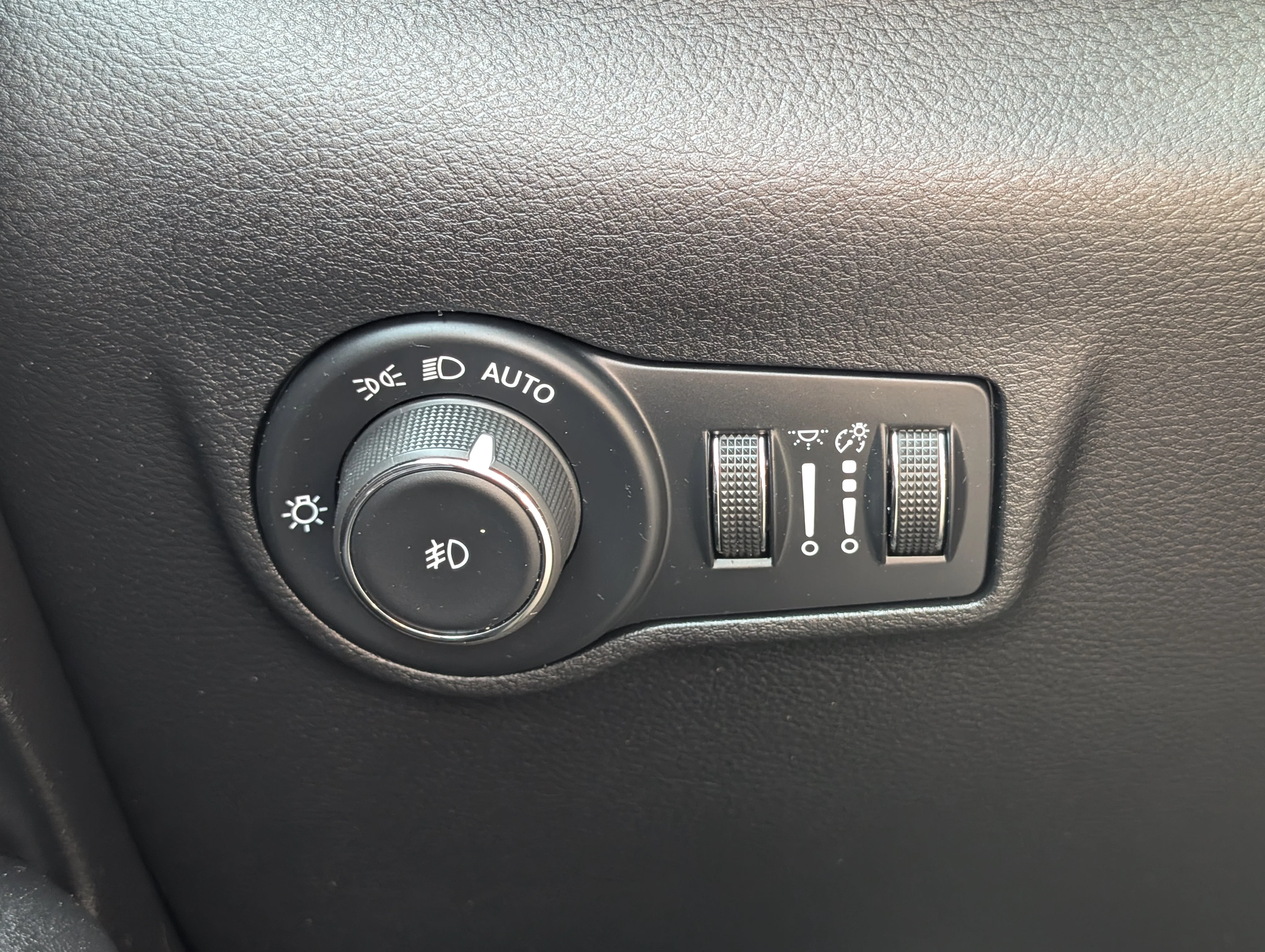 Used 2024 Silver Jeep Altitude image 26