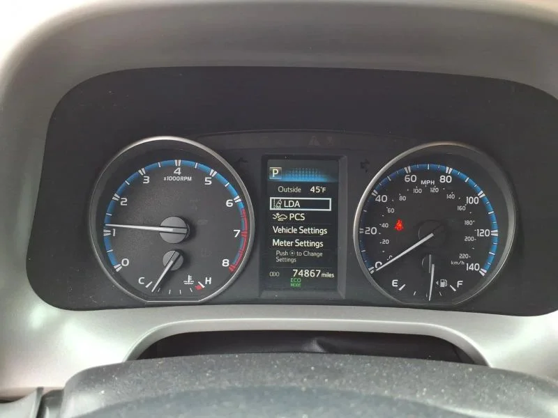 Used 2018 Gray Toyota XLE Sport Utility 4D image 31