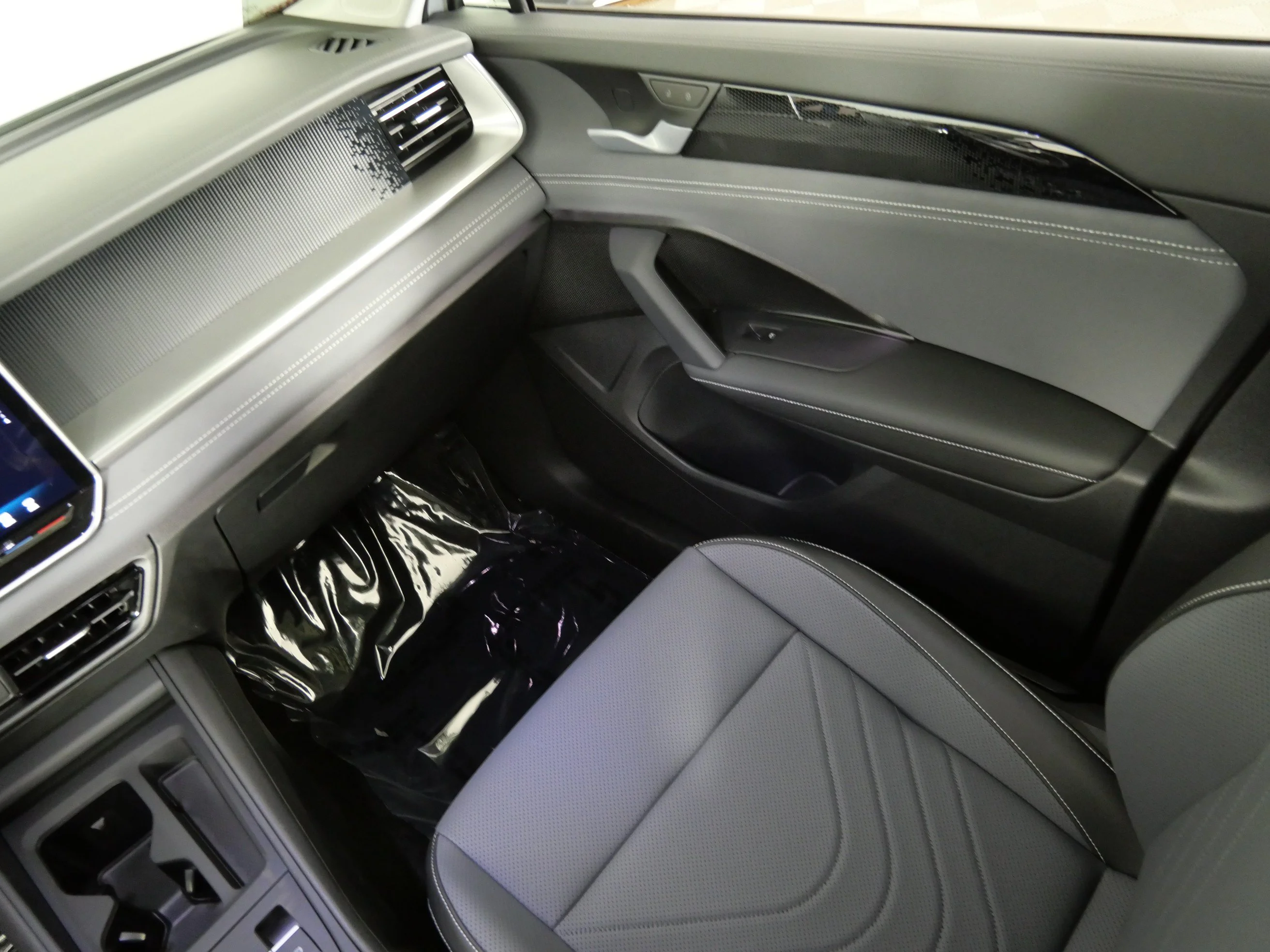 New 2026 Pure White Volkswagen SE image 11