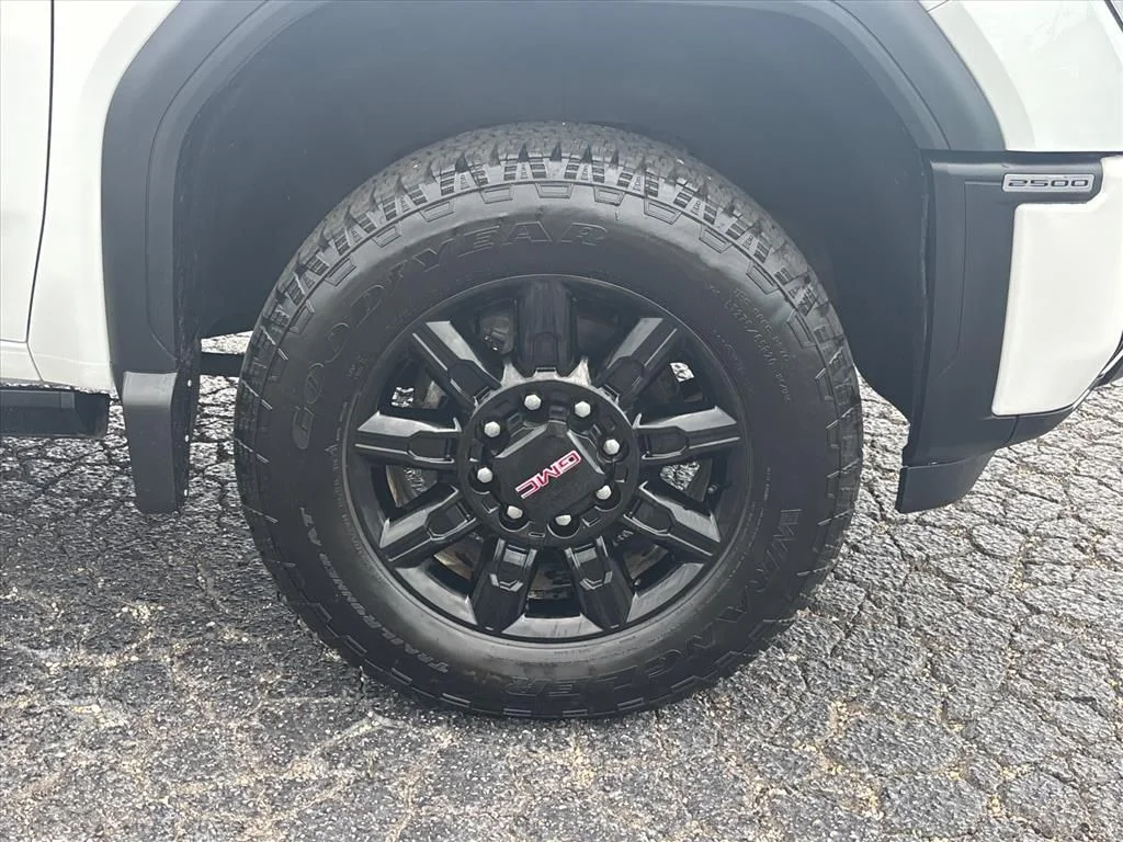 Used 2024 White GMC AT4 image 10