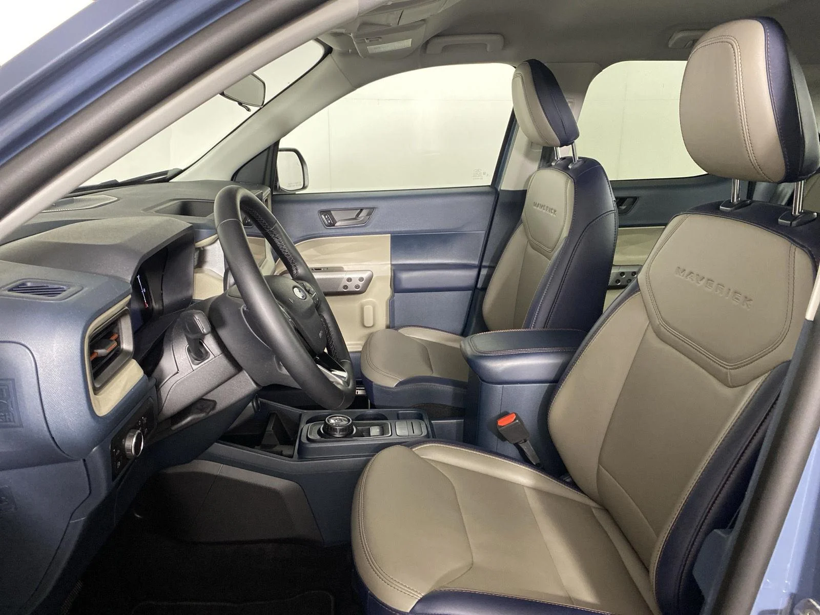 Used 2025 Azure Gray Metallic Ford LARIAT image 10