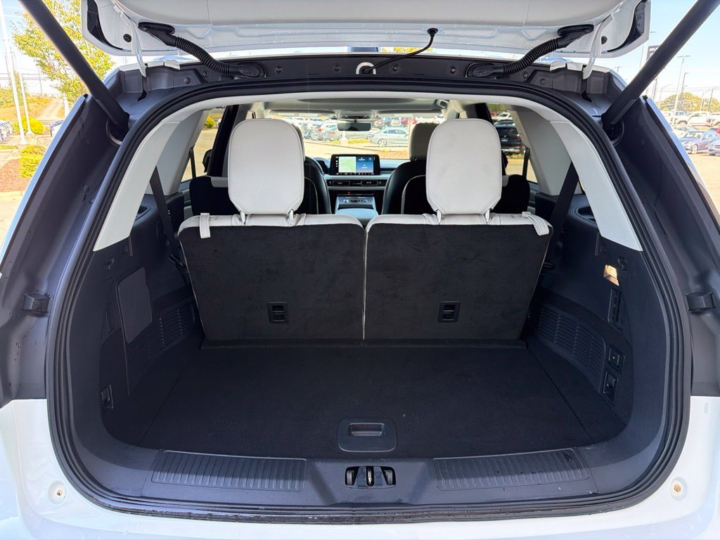 Used 2025 White Lincoln Premiere image 16